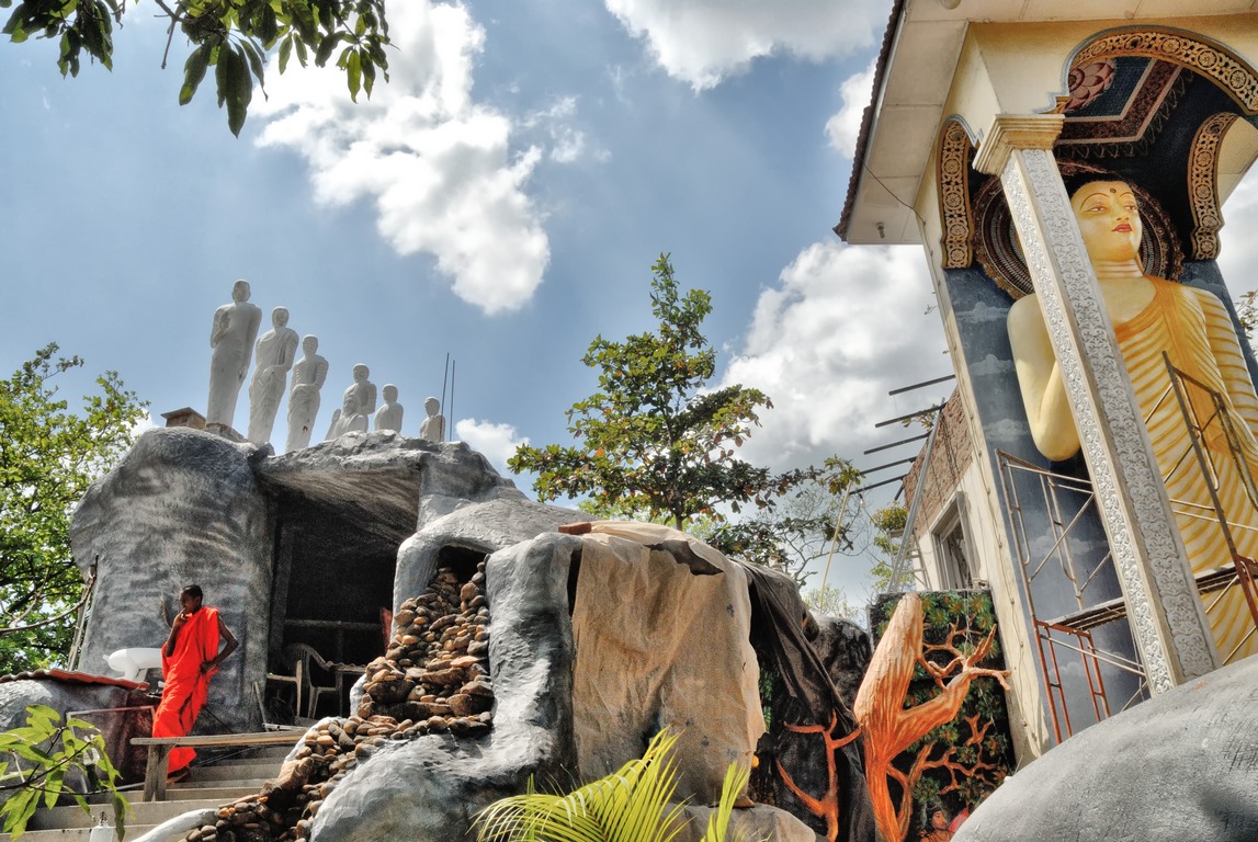 SLk - Moine et statues