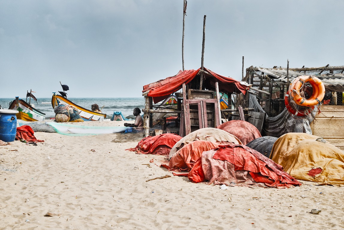 Chennai - Pecheur reprisant ses filets