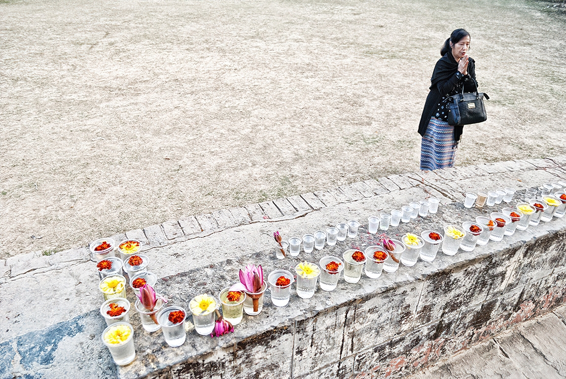 Varanasi - Fleurs et priere