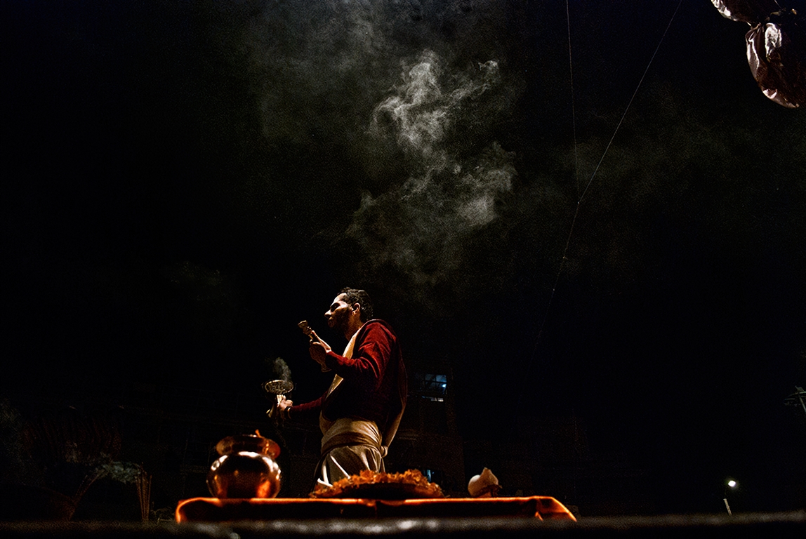 Varanasi - Pretre et fum