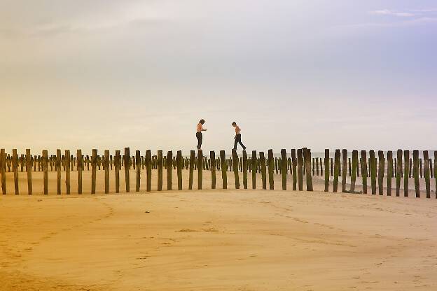 Bleriot plage - Momes sur poteaux